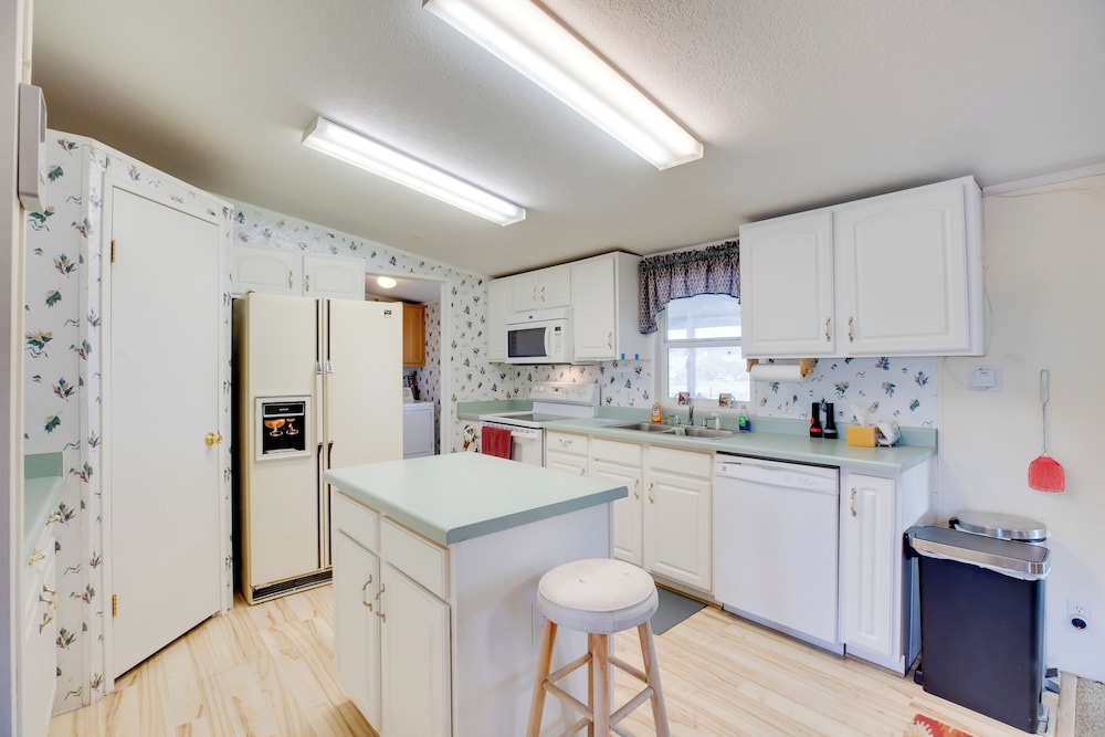 Hot Tub & Screened Patio: Getaway in Montrose!