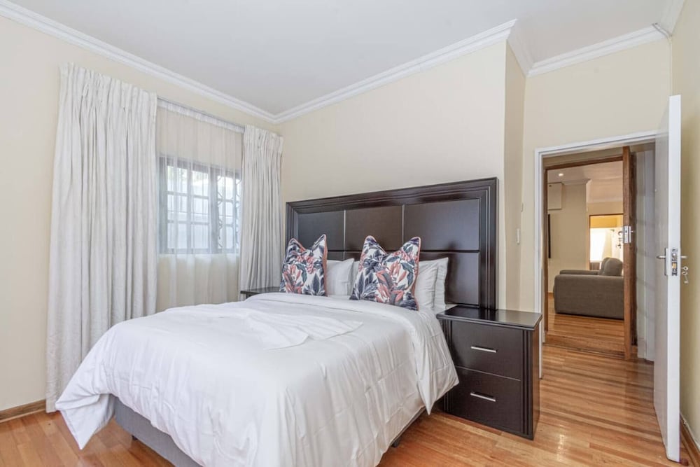 Super Spacious Fun Home! With Pool, Den and Bar