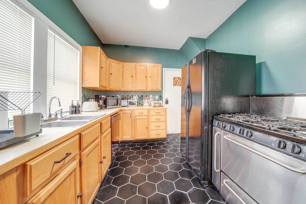 Modern Garfield Heights Home: 13 Mi to Cleveland! view 5