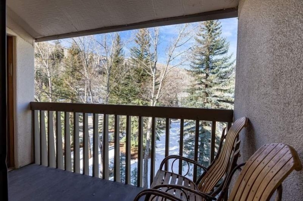 Townsend Place With Largest Outdoor Hot Tub and Ski-in Ski-out Access by Redawning - Property Image 8