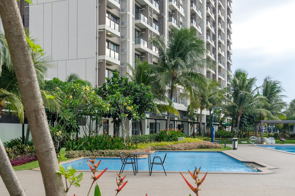 Calma Studio I Skyhouse Apartment view 5