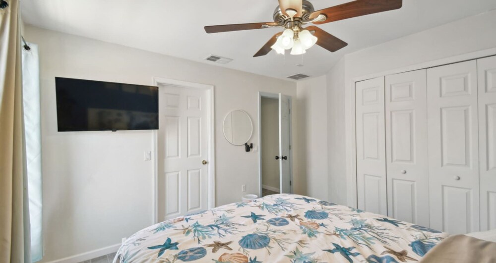 Large 6BR Family Home w Pool Hot Tub Games Room