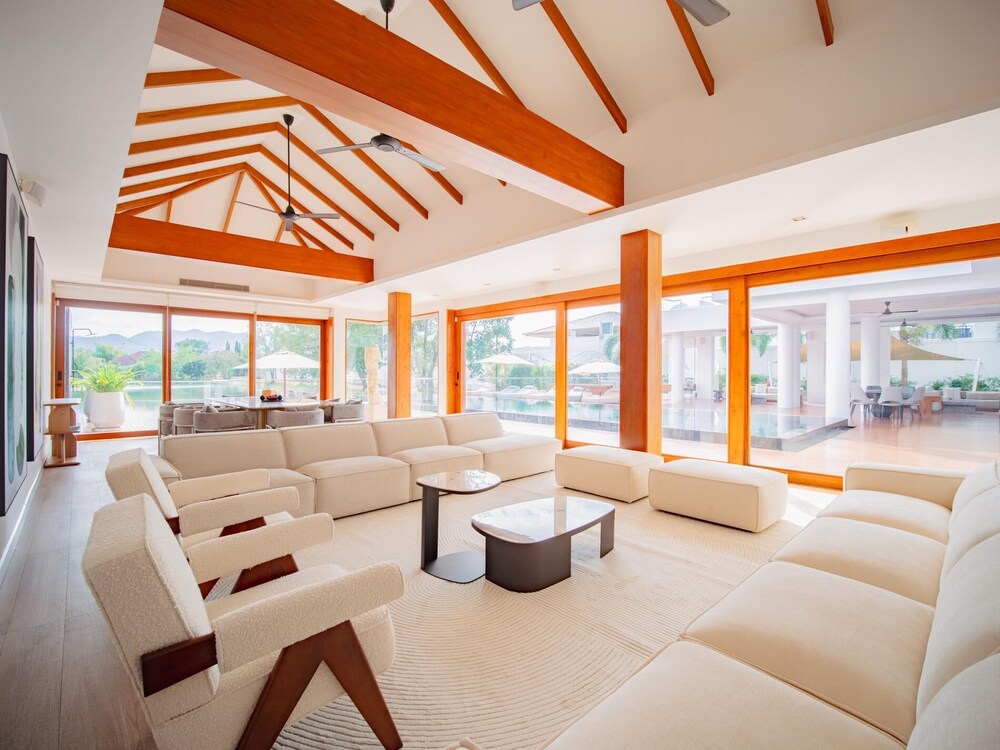 Luxurious 5bedroom White Estate Villa Private Lake