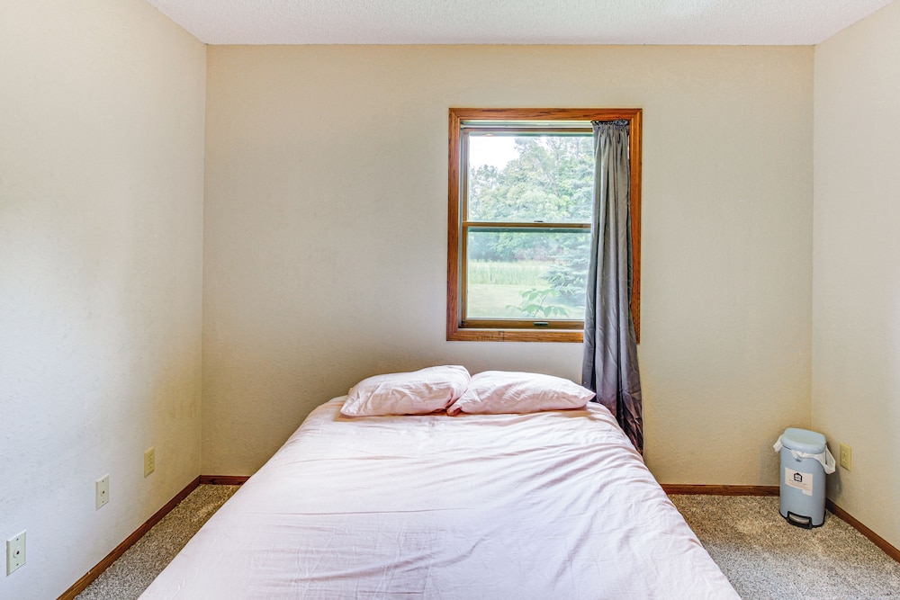 Hot Tub & 2 Recreation Rooms: Spacious Onamia Home