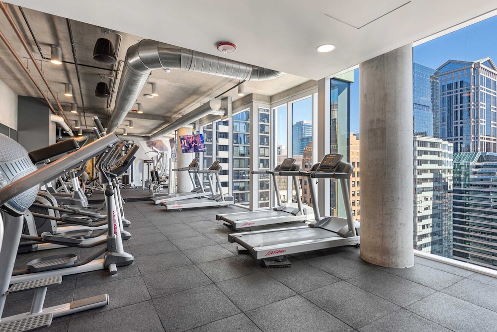 2BR Apt Stunning Views Steps to Michigan Avenue