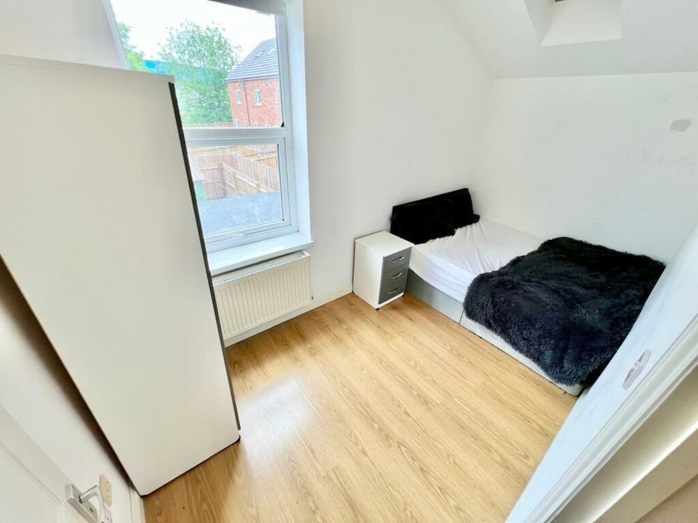 Northampton Oasis Retreat - 3-4 Bedroom House