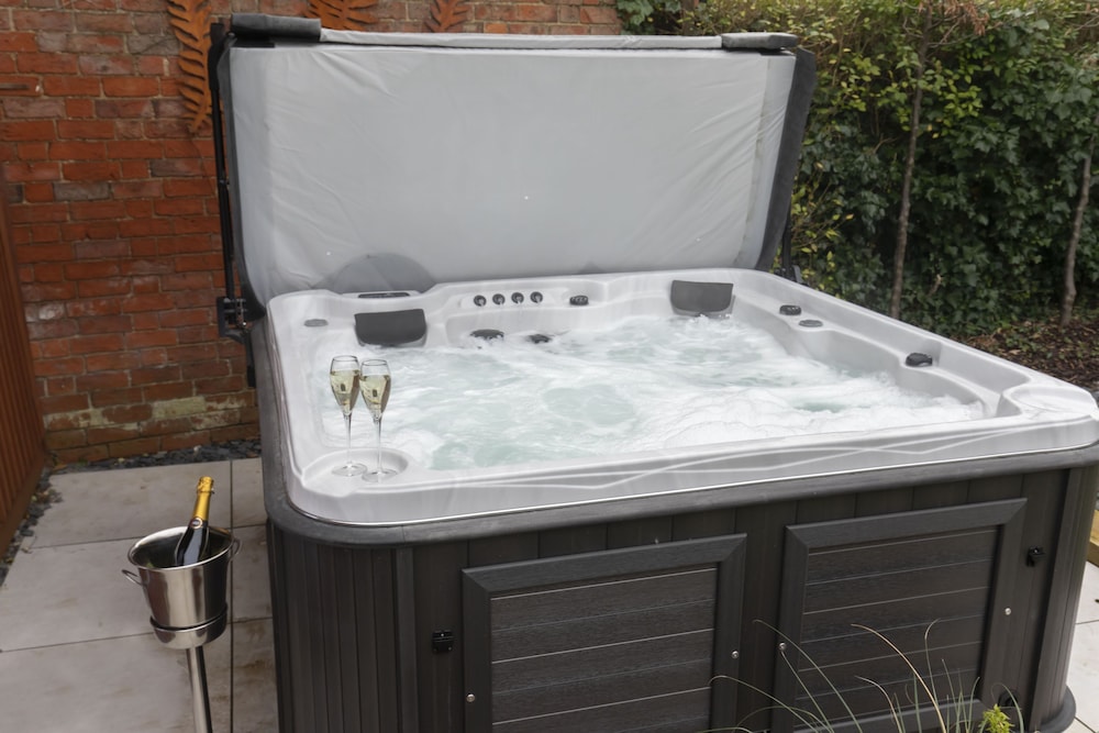 Elliot Oliver- Superior 6 Bedroom House With Hot Tub And Log Burner