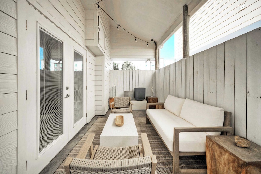 Sleeps 18 2 Beach Homes w/ 2 Pools, Playground, Covered Patios Pirates Bay
