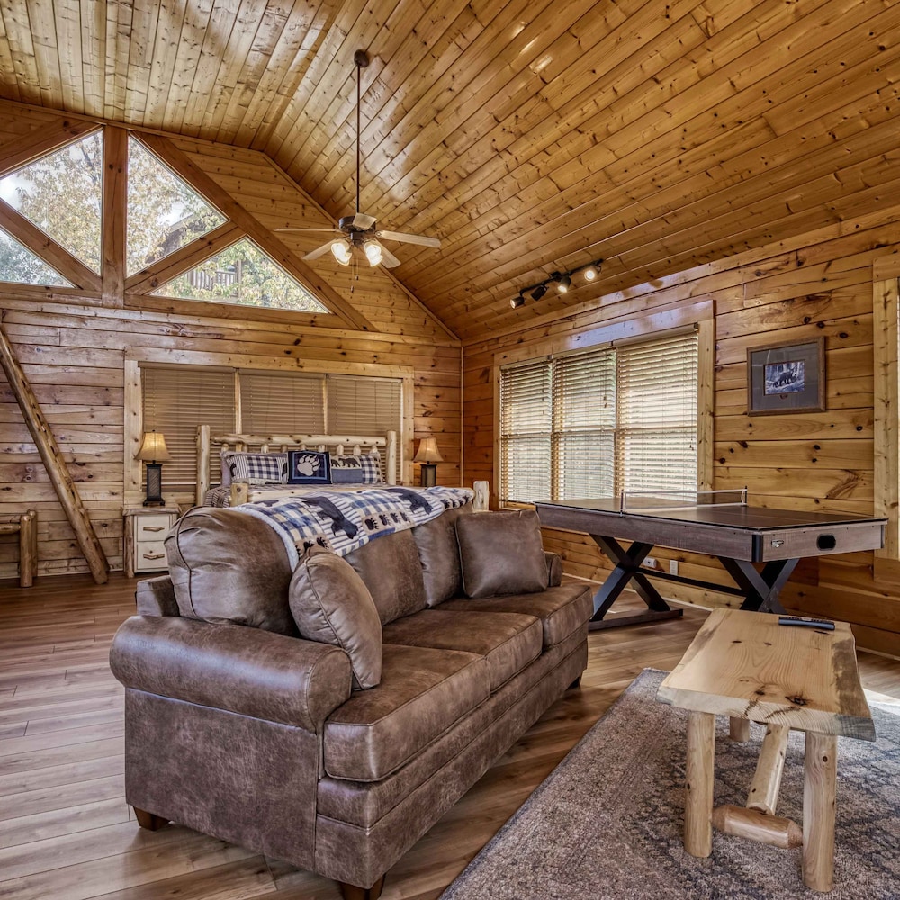 Awesome View Pool Hot Tub Game Room Fireplace