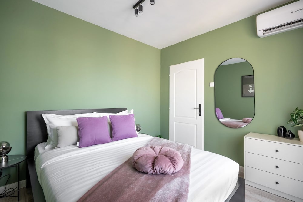 Colorful Bright 2BR on Iconic Calea Victoriei