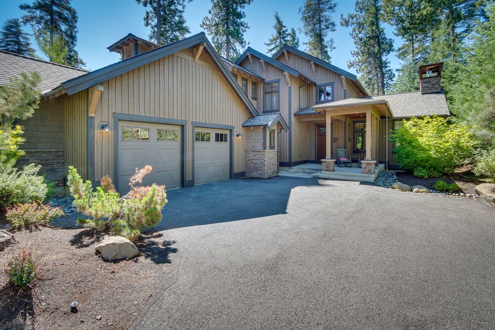 Luxury Home in Suncadia Hot Tub + Fire Pit! view 3