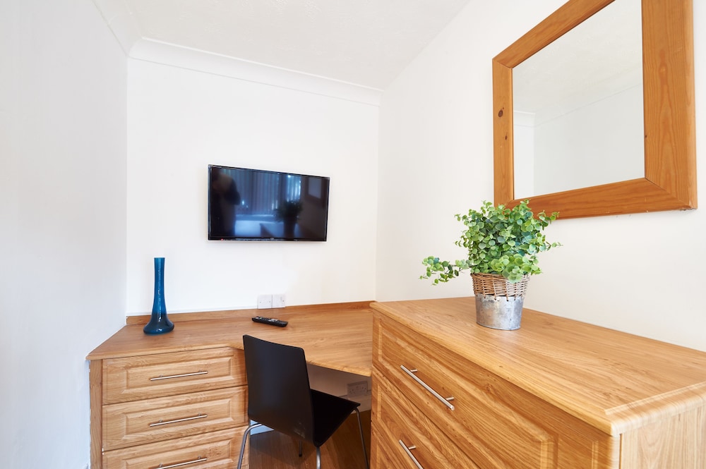 Northleigh House, Furzton, 6 Bedroom/5 Bathroom House