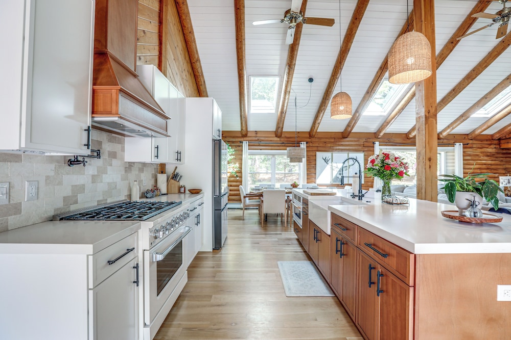 Deck, Sauna & Fire Pits: Upscale Belle Mead Cabin