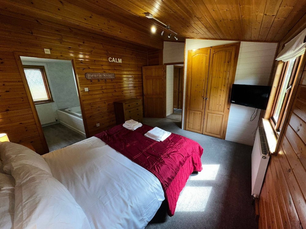 Serene Watermouth Cabin Retreat With Hot Tub & Stunning Coastal Views