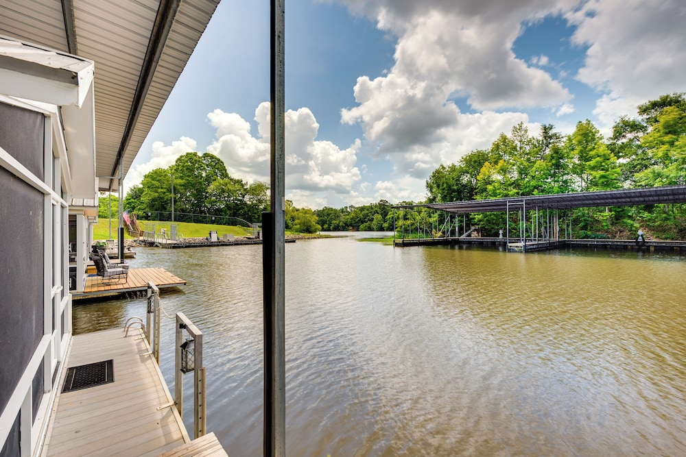 Modern Houseboat on Flint River w/ Dock!