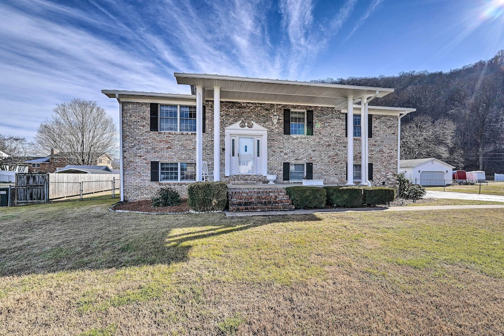 Cozy Vacation Rental Home Near Watauga Lake! view 5
