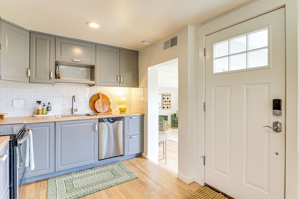5 Mi to Hogle Zoo: Modern Retreat w/ Spacious Yard, photo 7
