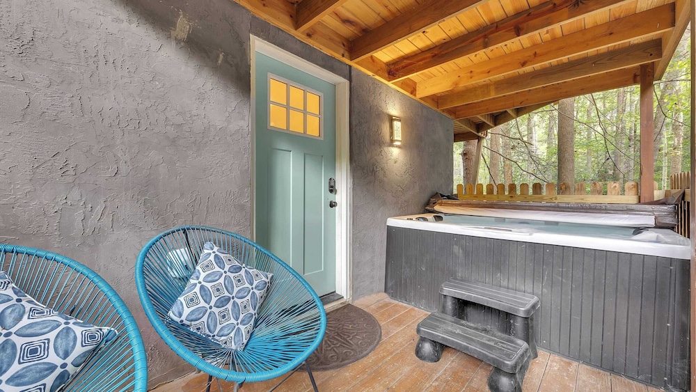 Lakeside Cabin w/ Hot Tub, Fireplace Near Dollywood & Trails Smoky Shores Retreat by Avantstay