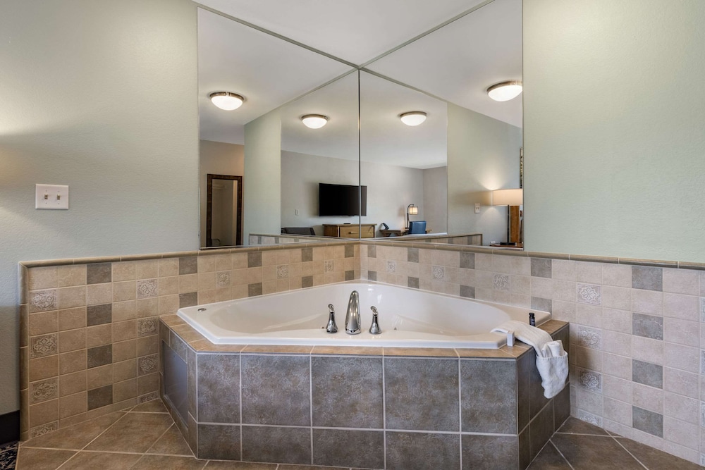 Three Bears Waterpark Resort Near Tomah, Ascend Collection Hotel