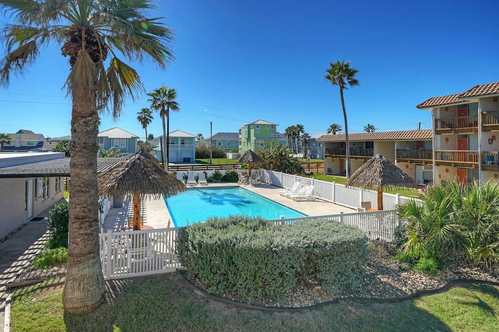 Pour Me a Vacation Mins to Beach, Community Pool+tennis Court, Private Balcony