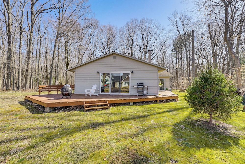 3 Mi to Duck Lake State Park: Home w/ Deck!