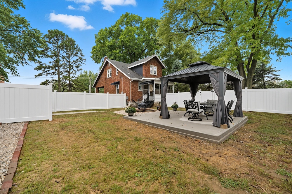St. Louis Retreat With Game Room & Yard 3 Bedroom Home