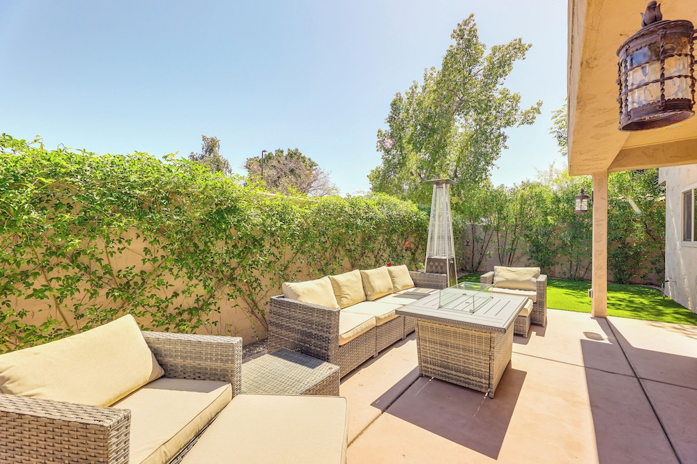 Val Vista Lakes Group Getaway: Lake & Pool Access!
