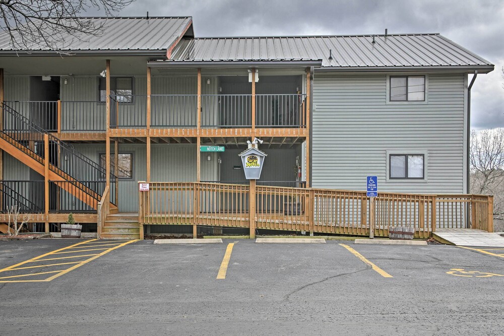 Cozy Missouri Condo ~ 2 Mi to Silver Dollar City!