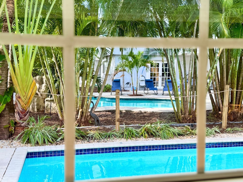 Islands Inn on the Drive - Poolside Paradise - Queen Bed - B2