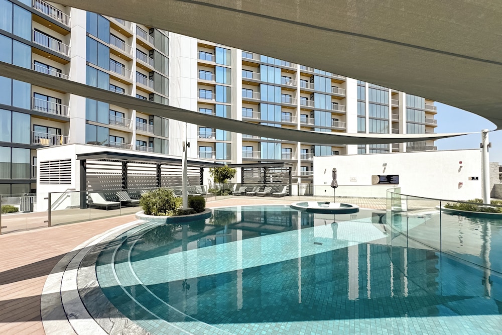 PVH - Stylish 1BR with Study - The Crest