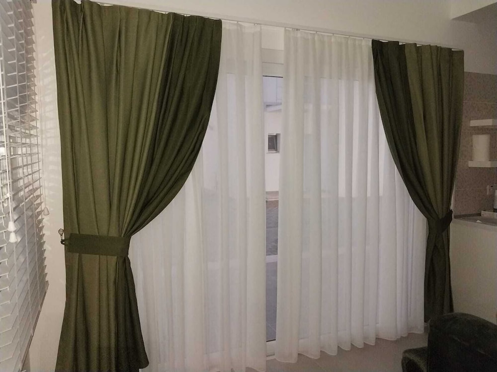 1 Bed Villa Sleeps 2 - Pool, Parking, Wifi