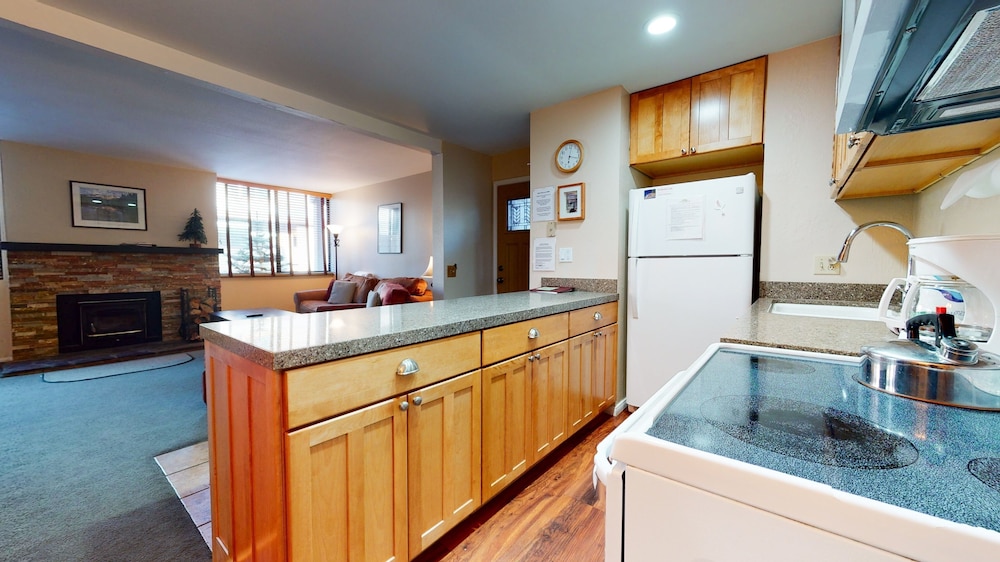 San Sierra 10 Updated Condo, with Complex Jacuzzi, Short Walk to The Village by RedAwning