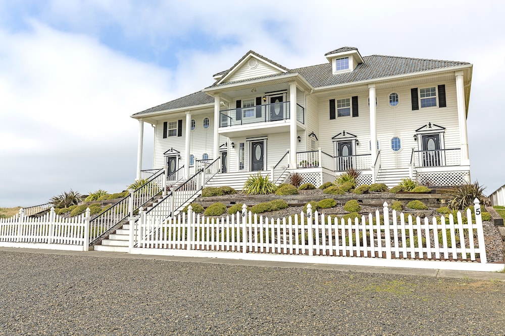 Hotel Sweet Caroline Inn - Image 1