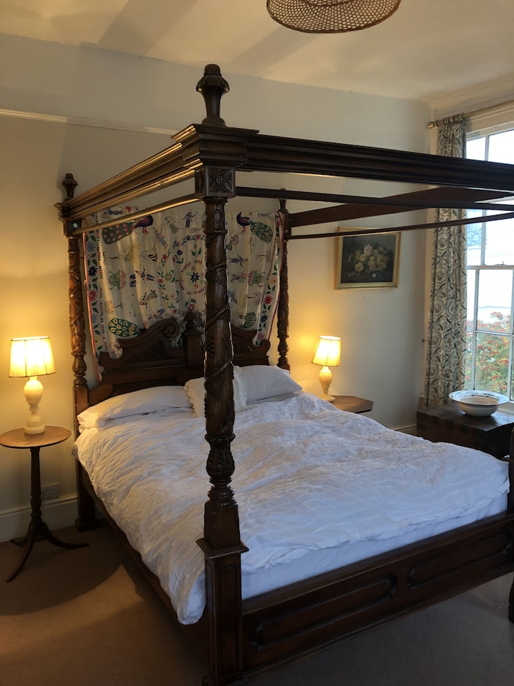 2 Bed House - Sleeps 6 - Garden, Pets, Parking view 4