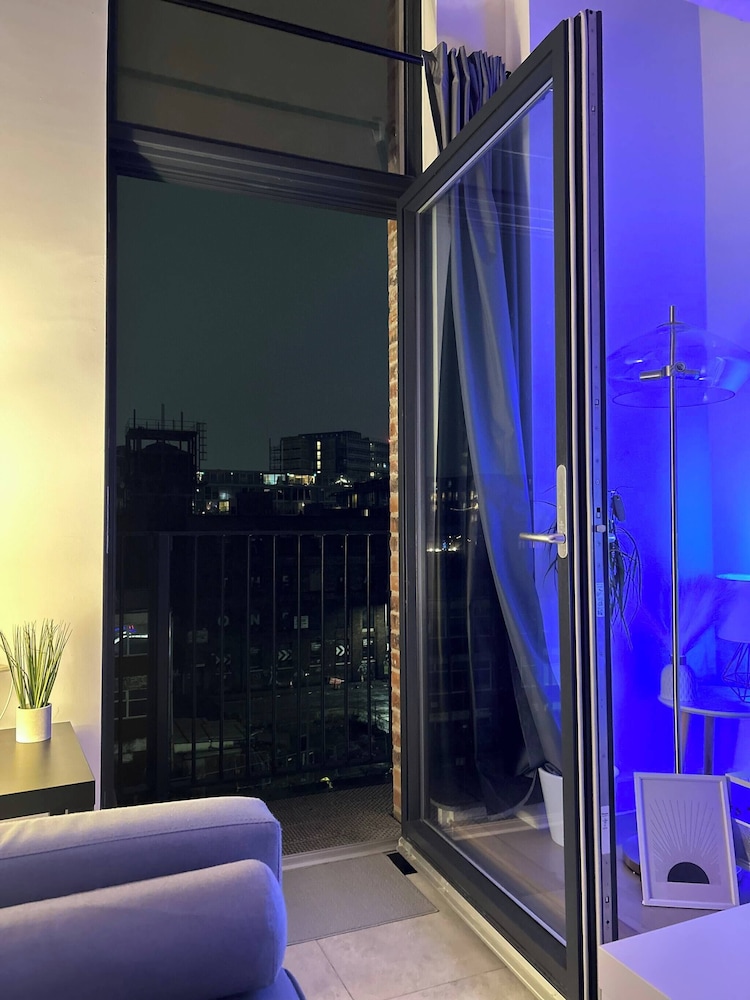 Modern City 1 Bed Duplex Apartment Balcony & Free Parking