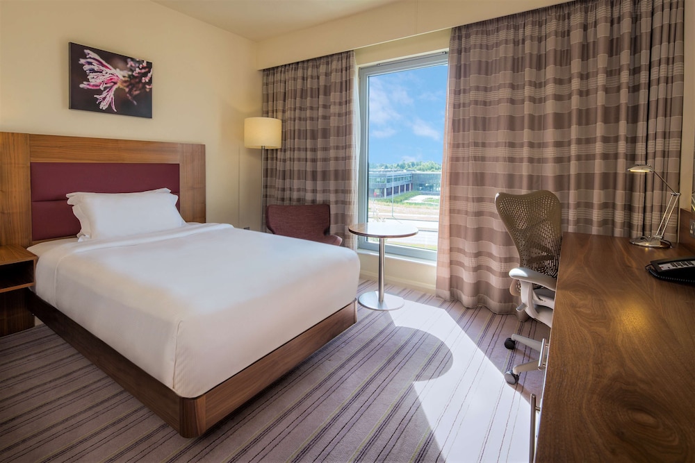 Luton Vacations - Hilton Garden Inn Luton North, United Kingdom - Property Image 77