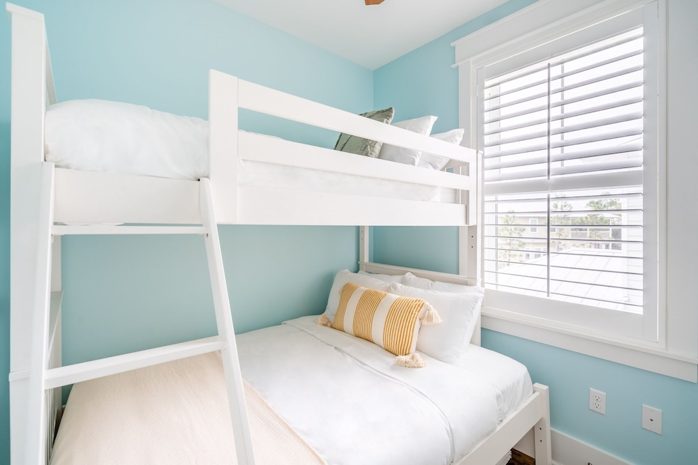 Pearl by Avantstay Idyllic Seaside Getaway w 2 Large Decks Lush Garden