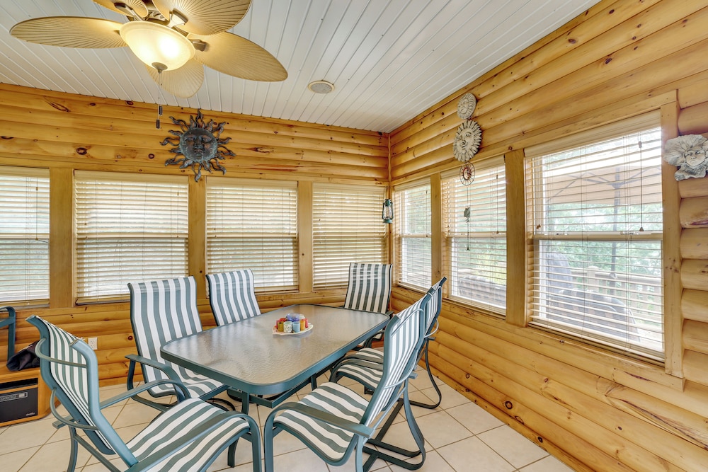 Decks & Views: Spacious Cabin Near Table Rock Lake