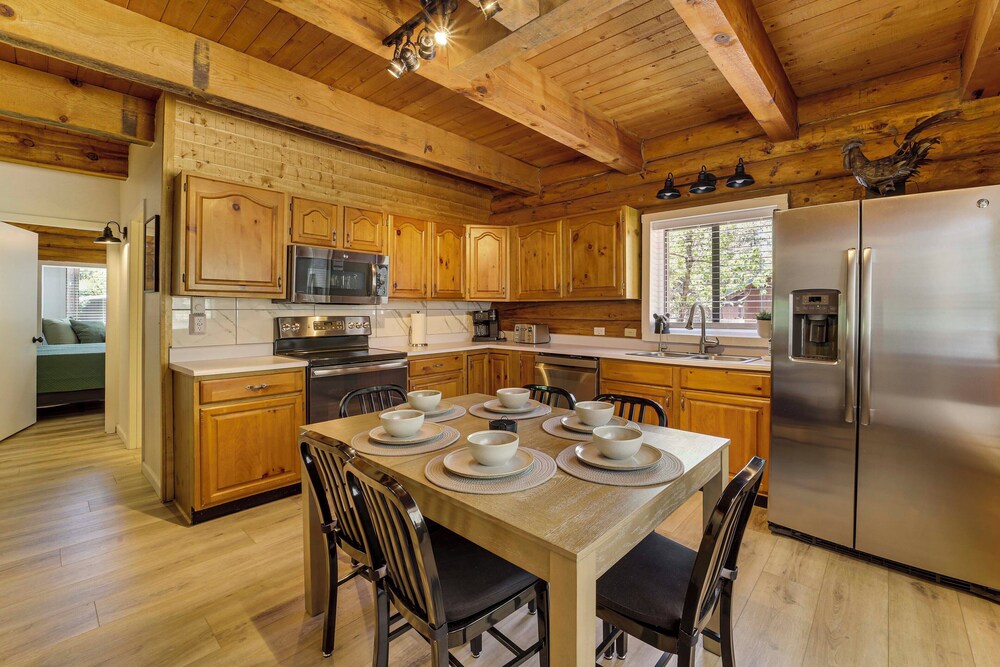 Covered Deck, Private Acreage: Log Cabin in Pine