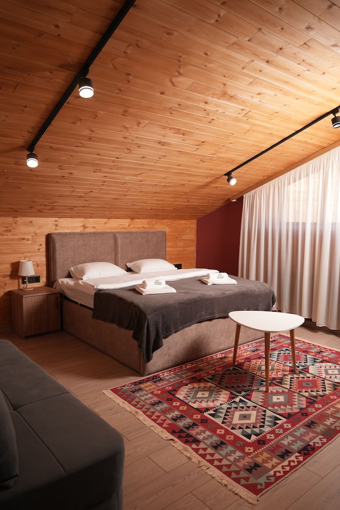Aparan Guest House