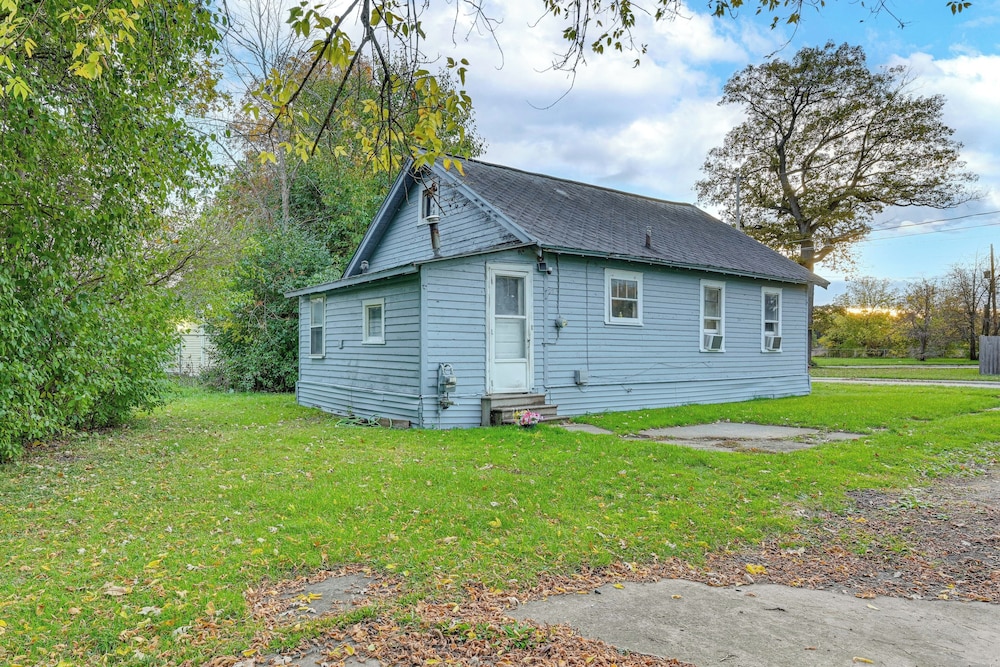3 Mi to Dtwn Saginaw: Cozy Family Home w/ Yard!