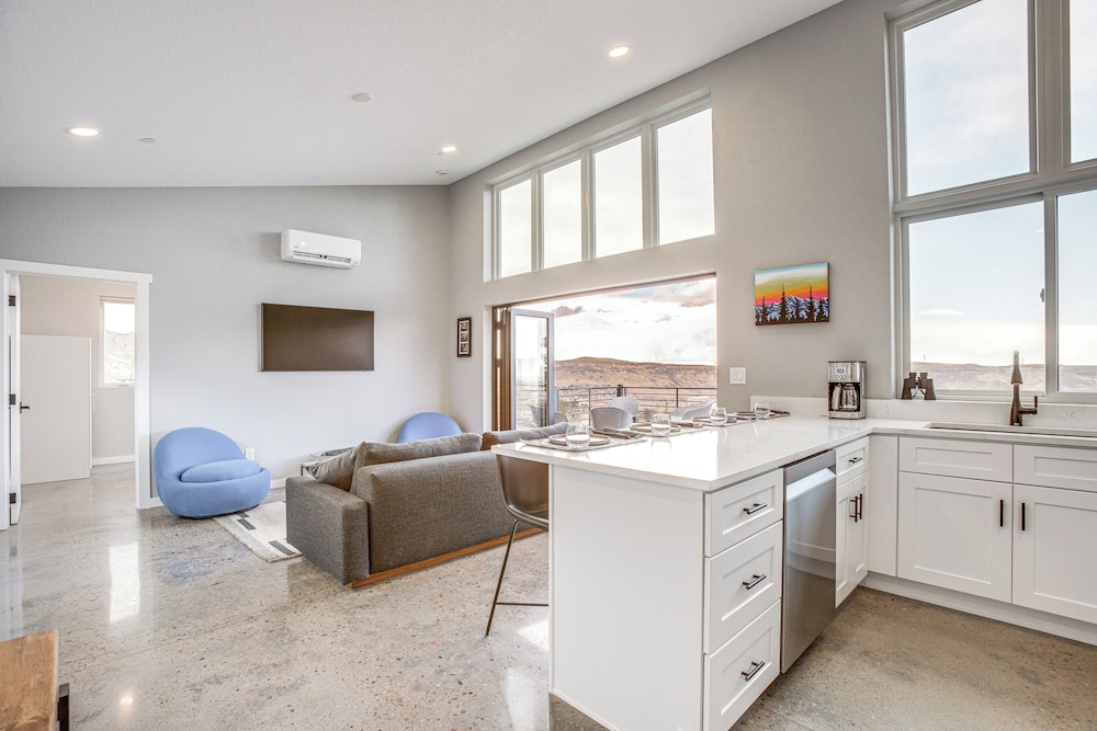 Walk to Trail: 'lookout Landing' Newly Built Home!