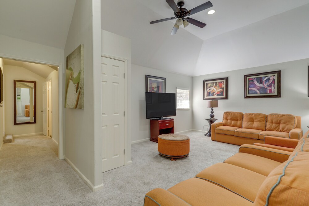 Pool Table & Patio w/ Bar: Spacious Houston Gem!