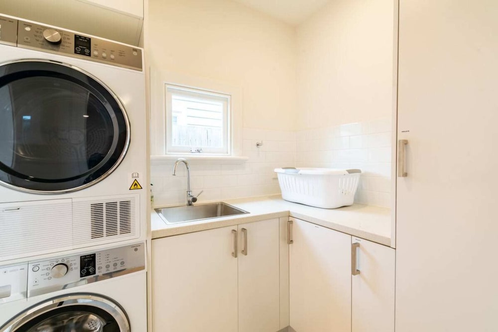 Elegant 2 Bedroom Family House With Backyard in Richmond