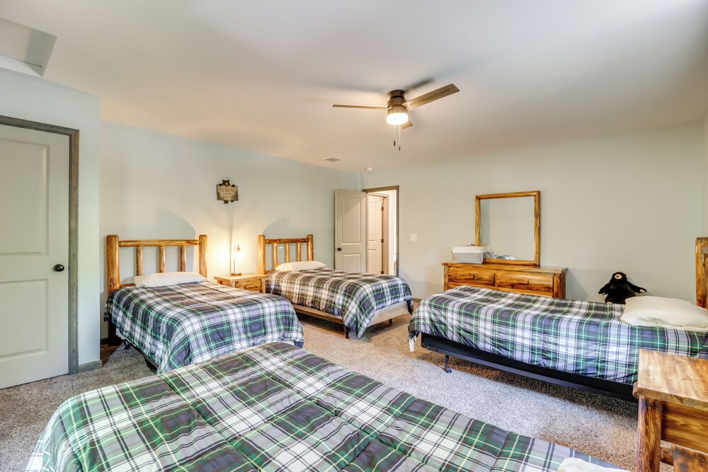 Hot Tub & Community Beach: Albrightsville Home!