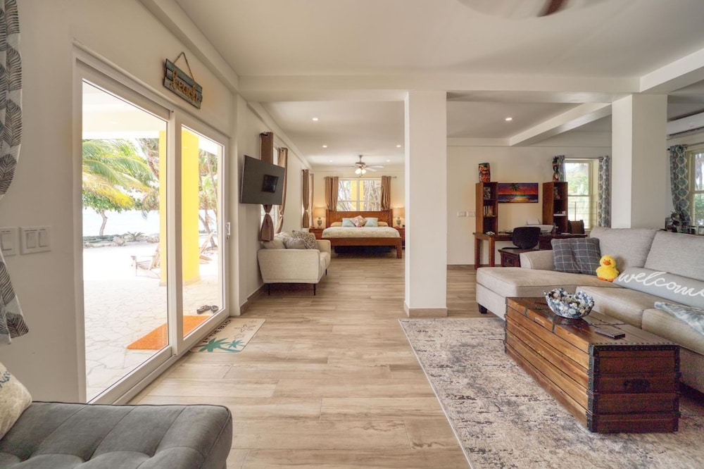 Lucky Duck Villa - Huge Beachfront Pool and Pier