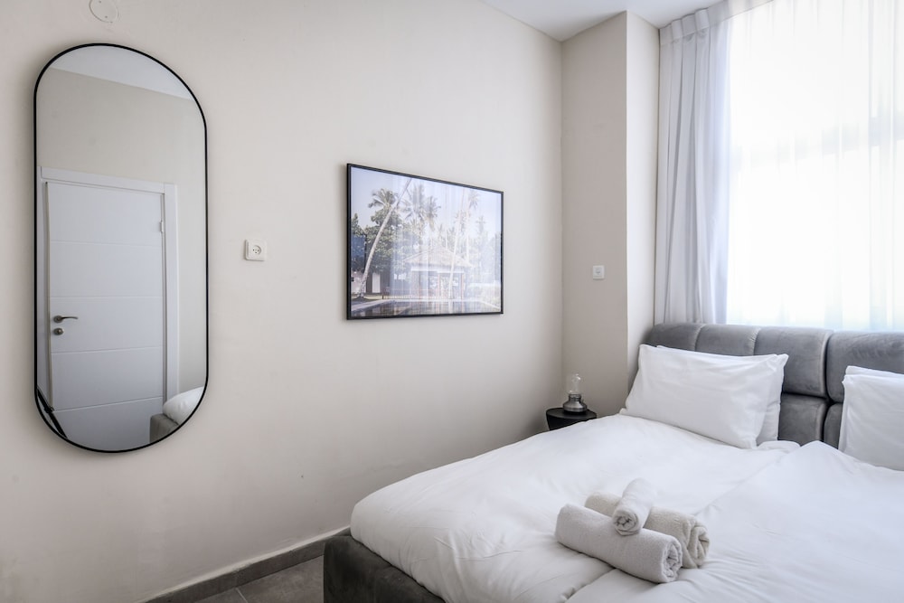 Spacious & Bright 3BR Apt with City View view 3