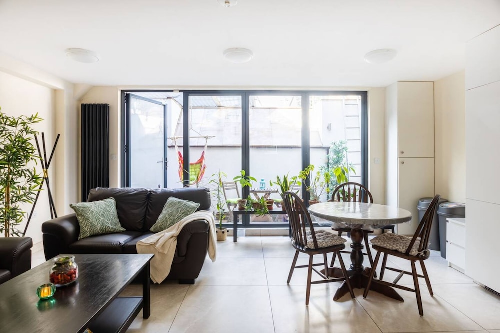 Stylish 2 Bedroom Apartment in the Heart of Shepherds Bush