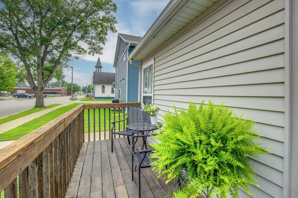 Home Near Kinnick, UI Health & Amish Country