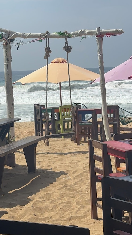 Hotel La Máxima Beach Bar Show Hospedaje - Image 1